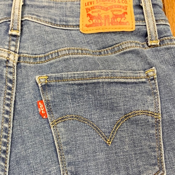 711 Skinny Levi’s 👖✨ - Picture 4 of 7